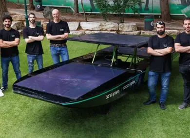 חברי מועדון הרכב הסולארי. צילום: רונן טופלברג