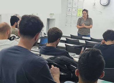 מרצה בכיתה מול סטודנטים